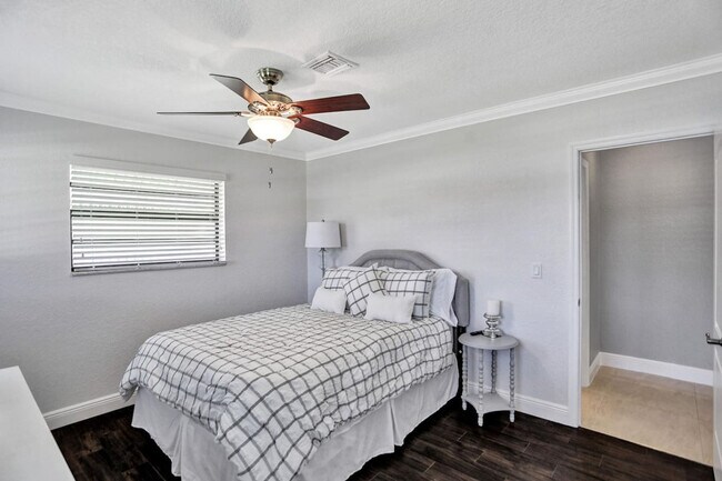 Building Photo - 2600 NE 52nd Ct