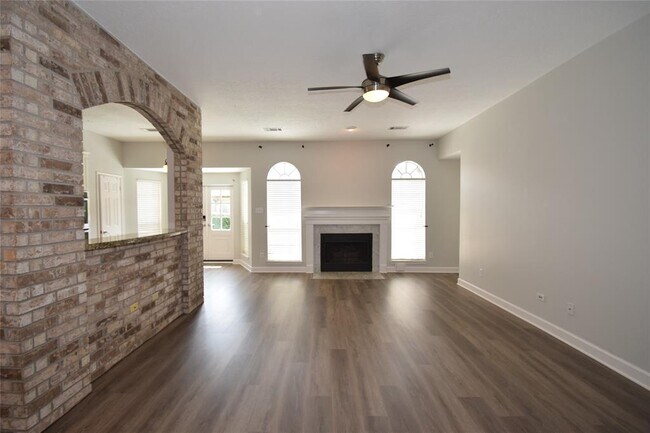 Building Photo - 1322 W Forest Dr
