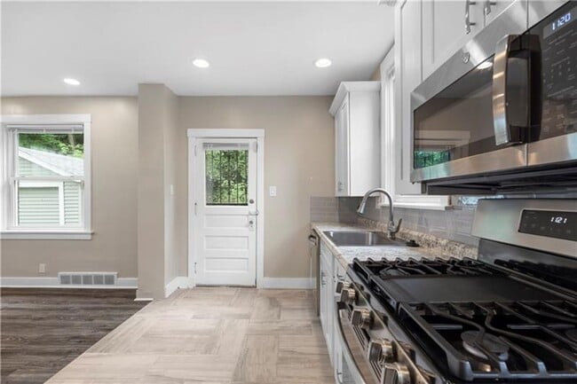 Building Photo - Tucked-Away 3bed 1 bath Treasure with City Perks Just Minutes Away