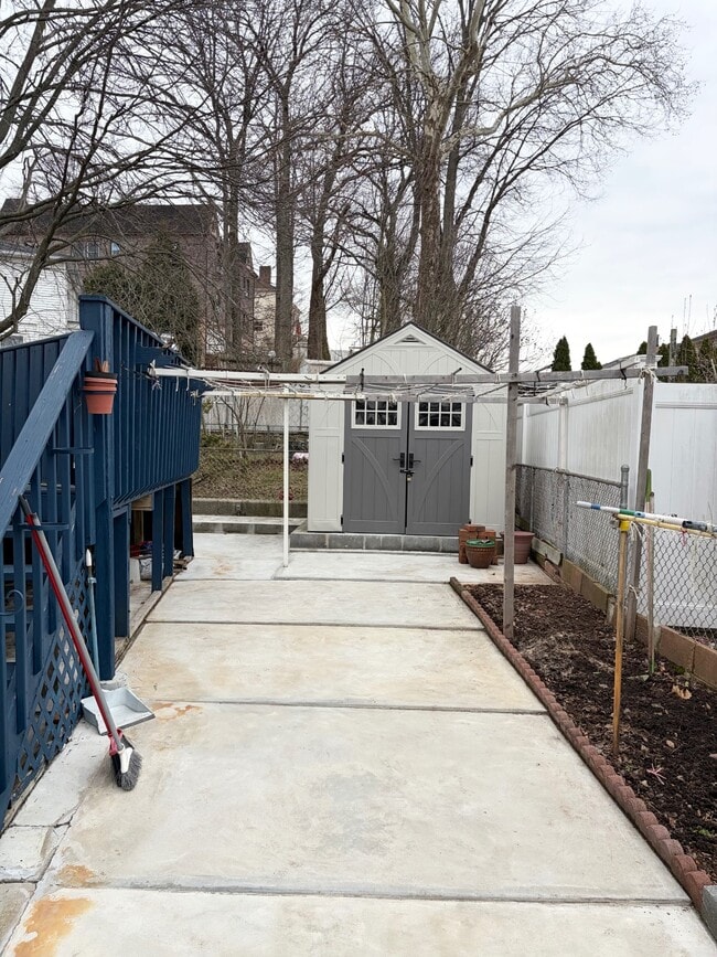 Building Photo - 107 Ebony St