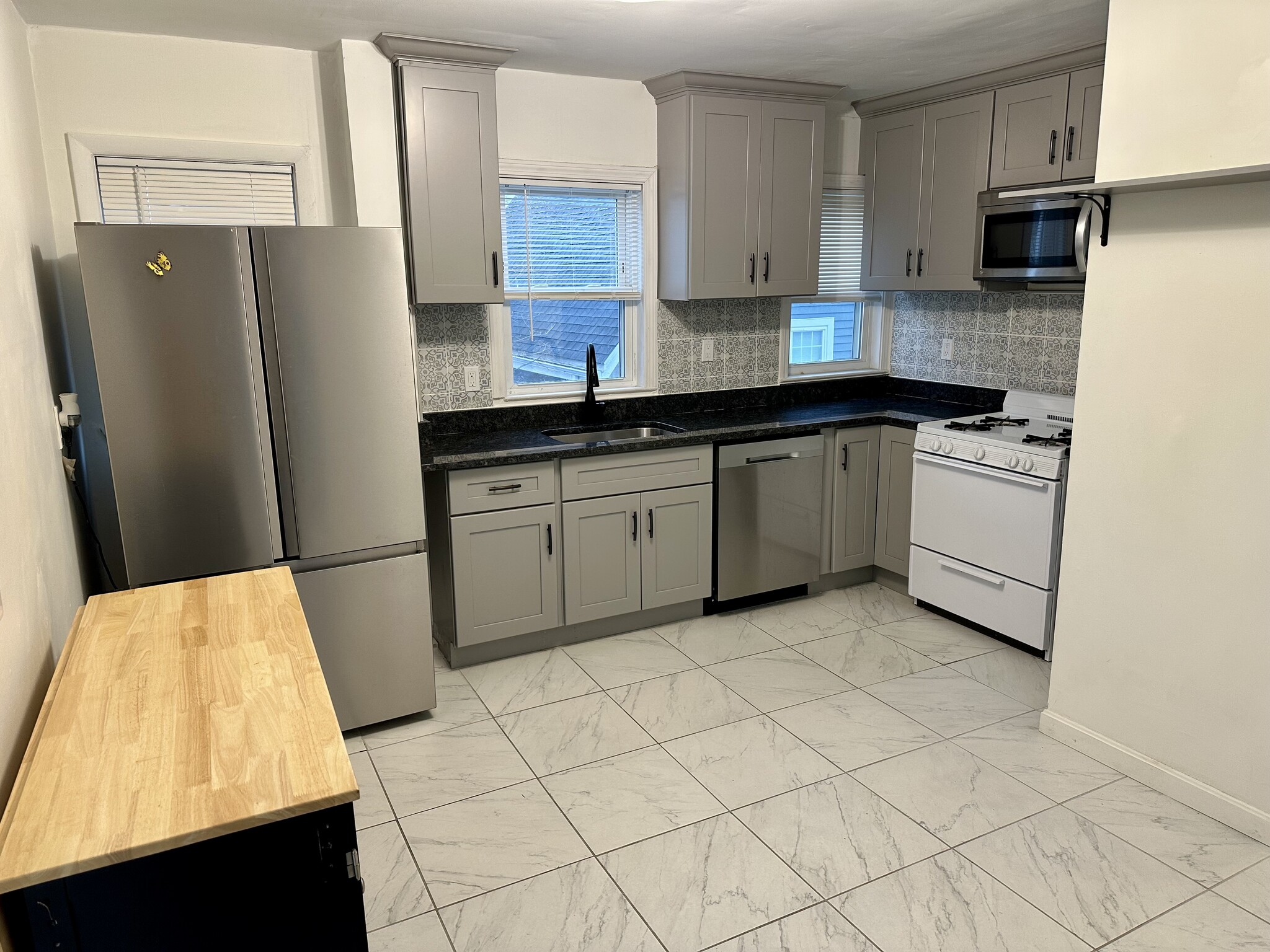 Kitchen. - 8 Avon St