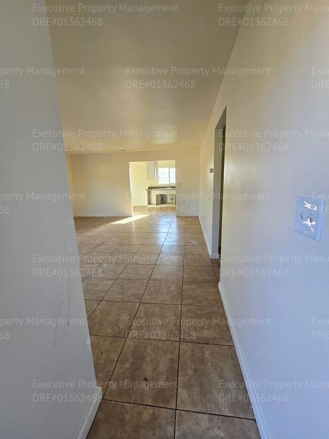 Building Photo - 3 bedroom/ 2 bathroom home