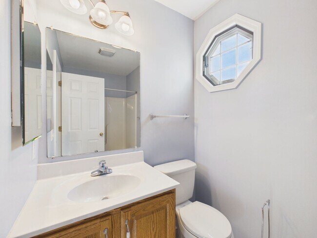 Building Photo - Gorgeous 3 Bedroom Single Family