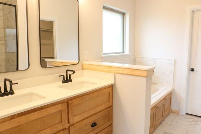 Building Photo - Brand New Home in Shawnee!