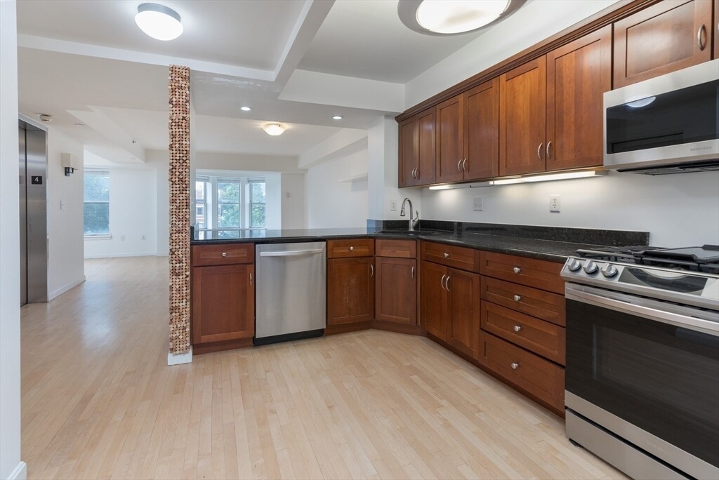 Building Photo - 910 Beacon St