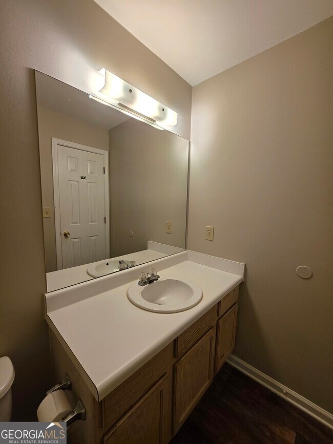 Building Photo - 302 Henley Way