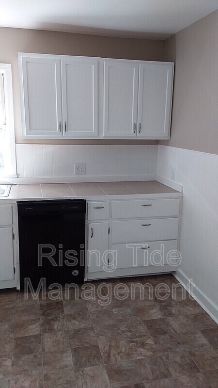 Building Photo - 605 Robison Dr