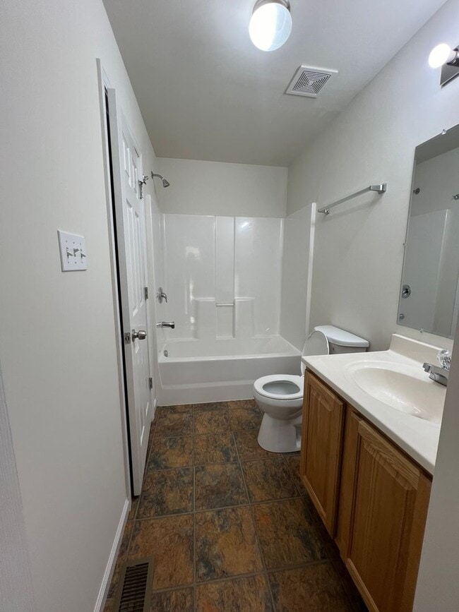 Building Photo - 3 Bedroom 2 bath 2 car garage house