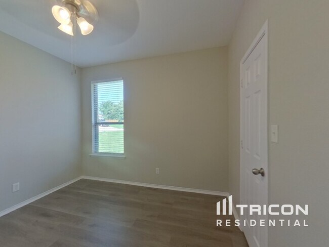 Building Photo - 2989 Lakeview Cir