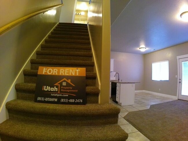 Building Photo - 3 bdrm 2 1/2 bth TownHome 2 Car Garage-Dog...