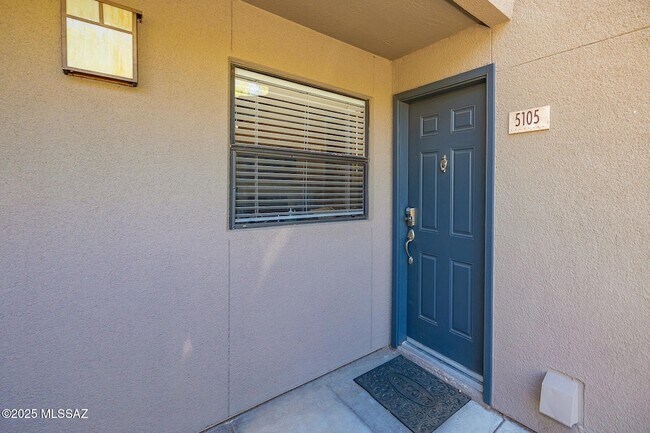 Building Photo - 5855 N Kolb Rd