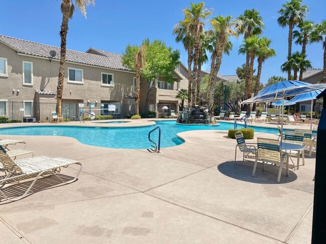 Building Photo - Spacious 2-bedroom corner unit with vaulted ceilings and open floorplan near Summerlin