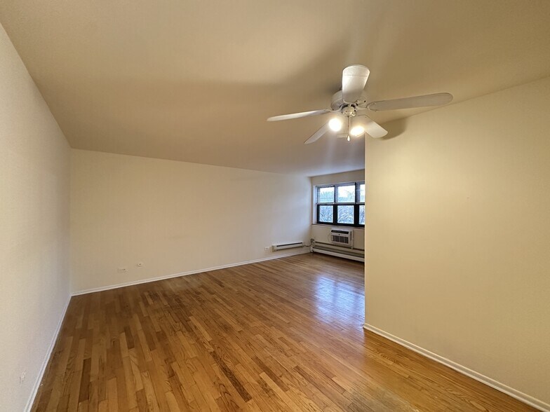 Building Photo - 665 W Wrightwood Ave