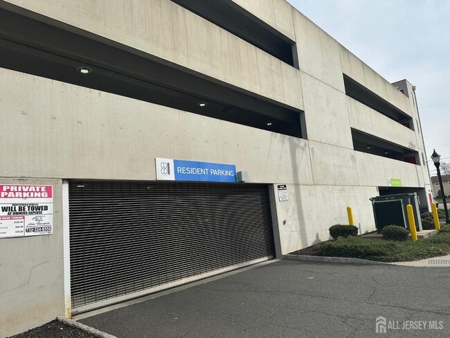 Building Photo - 88 Roosevelt Ave