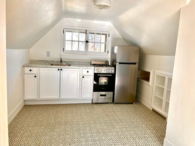 Building Photo - 10174 W Ford Ave