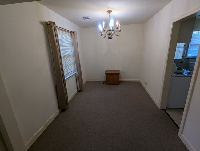 Building Photo - 2 bedroom 1 bath near Campus Available Now