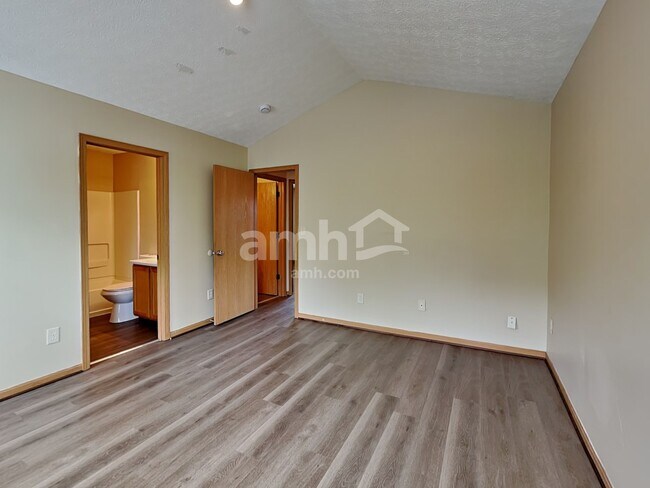 Building Photo - 3959 Highland Bluff Dr