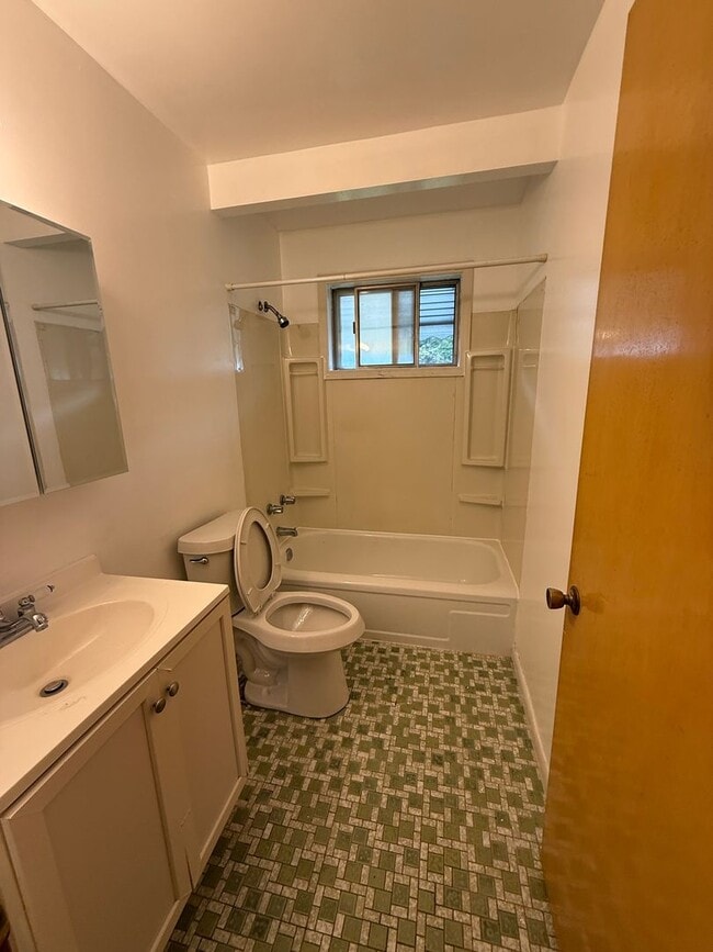 Building Photo - Maple Heights 3 Bed Rach includes water/sewer