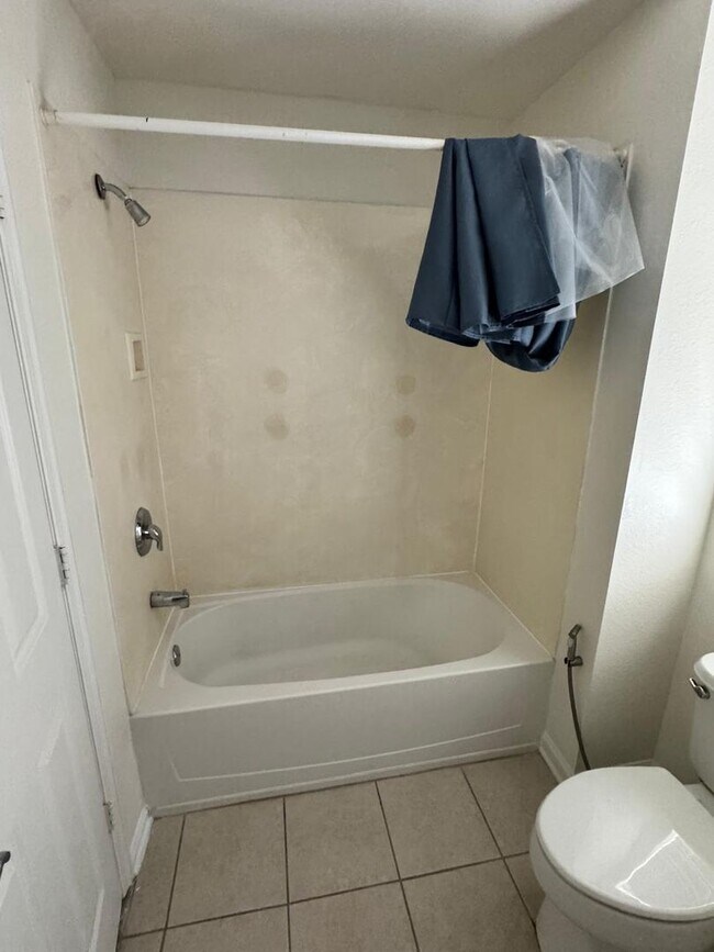 Building Photo - Fabulous 3/2.5 Townhouse located in The Vistas at Stonebridge Commons