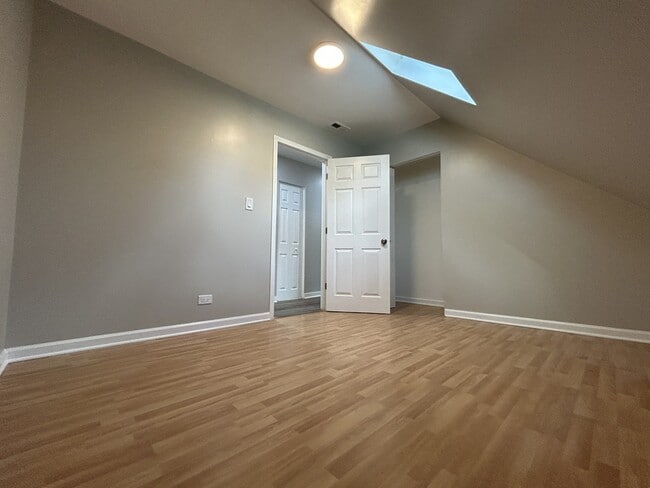 Building Photo - 4834 N Ridgeway Ave
