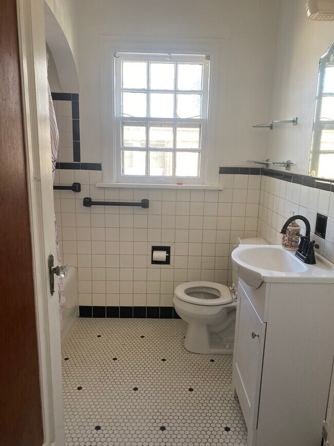 Building Photo - 2121 NW 28th St