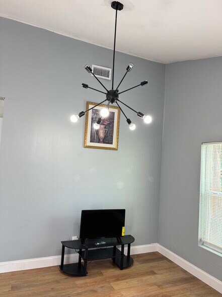 Building Photo - 414 N 60th Way