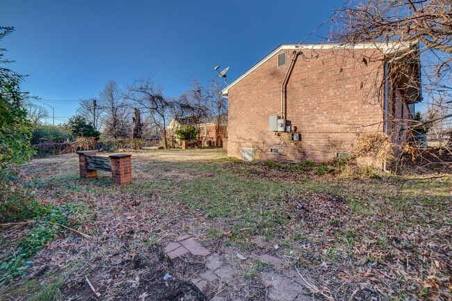 Building Photo - 4 Bed | 2 Bath in Midtown!