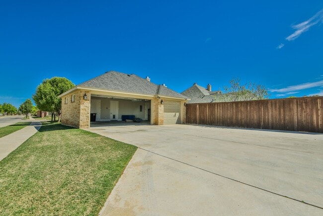 Building Photo - Stunning 4-Bedroom Luxury Home with Resort-Style Pool in Prestigious Oakmont Estates – Available ...