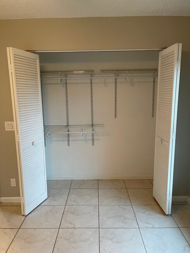 Building Photo - 8043 SE Highpoint Way