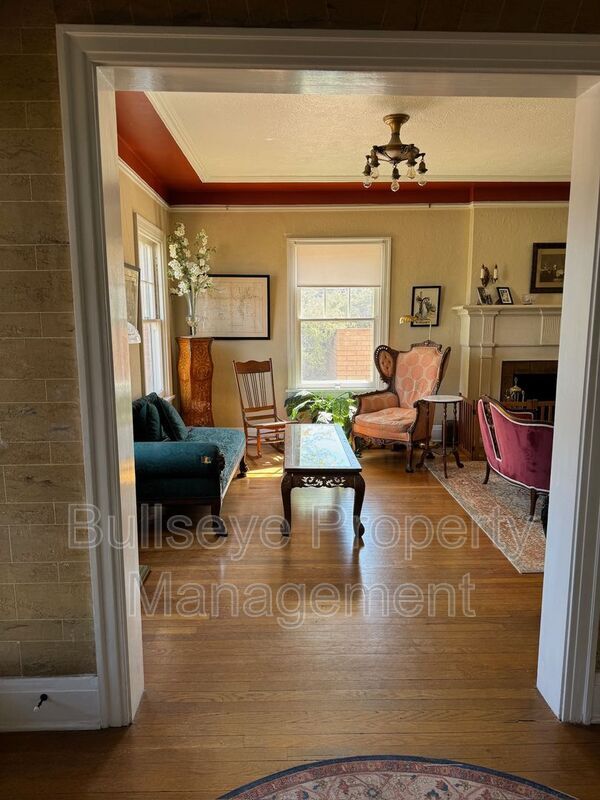 Building Photo - 525 W Lynwood St