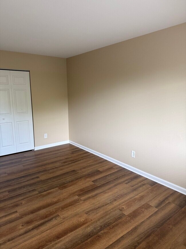 Building Photo - 1351 Monomoy St