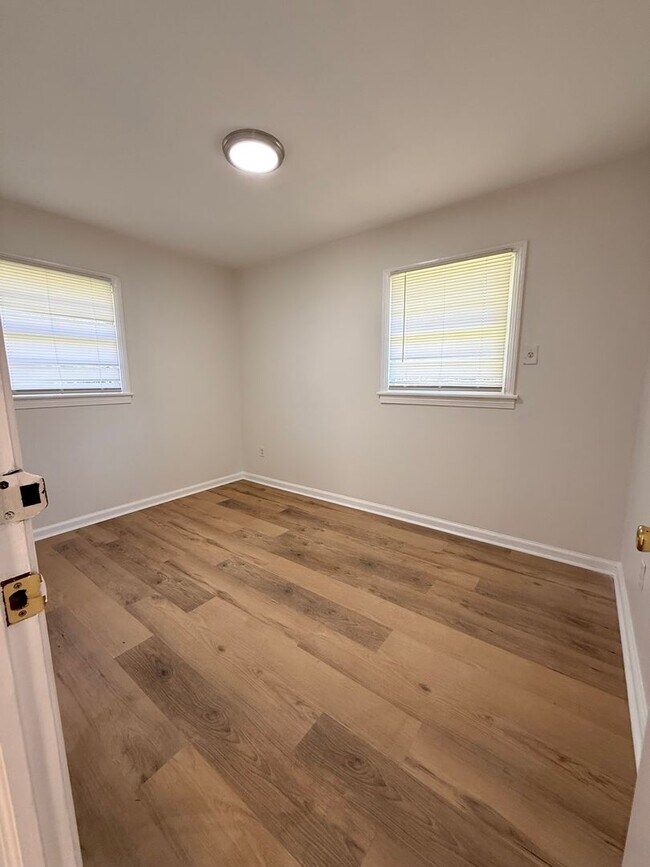 Building Photo - For Rent – Updated 3 Bed / 1 Bath Home