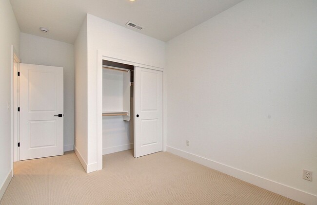 Building Photo - Luxury Upgraded Executive Townhome | 4 Bed | 3 Bath in Prime Camas School District