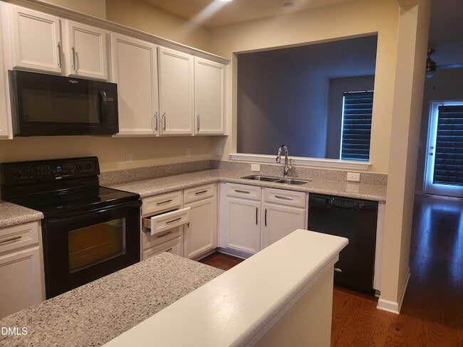 Building Photo - 100 Stratford Lakes Dr