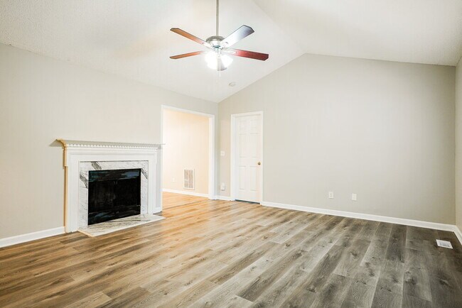 Building Photo - 121 Westonridge Run