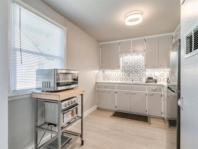 Building Photo - 203 E Brooks St