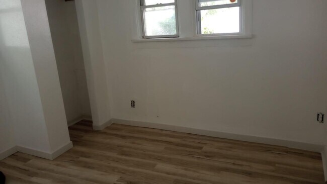 Building Photo - 1802 E 3rd St