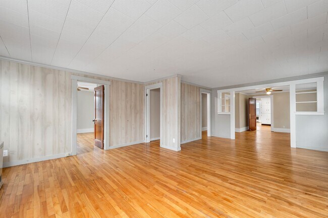 Building Photo - 86 Main St