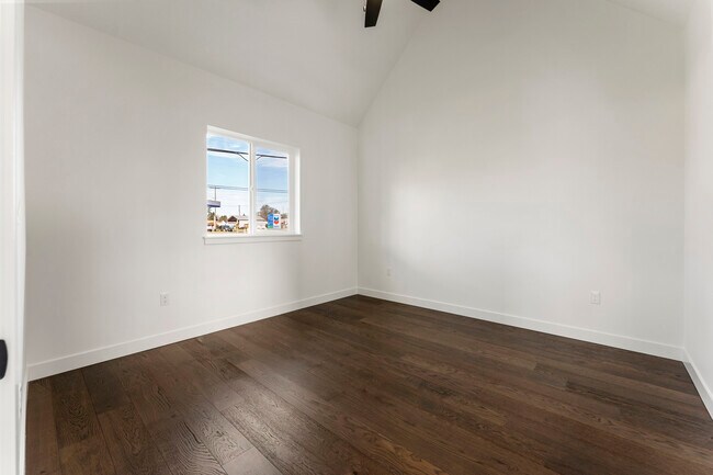 Building Photo - 413 S Trade St