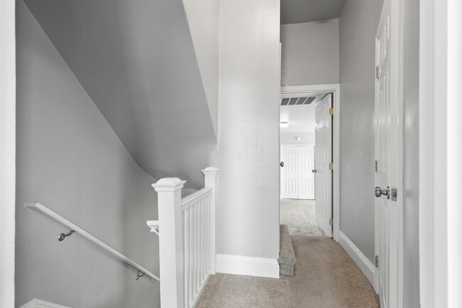 Building Photo - Beautiful 3BR 2.5 BA Townhouse in Downtown...