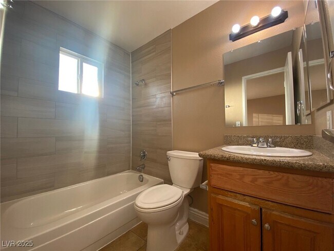 Building Photo - 305 N 10th St