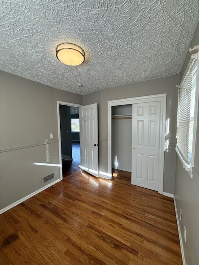 Building Photo - 3 Bedroom Hardwood Floor House