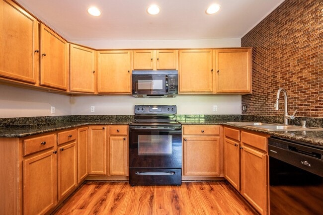 Building Photo - 6979 Pebble Creek Woods Dr