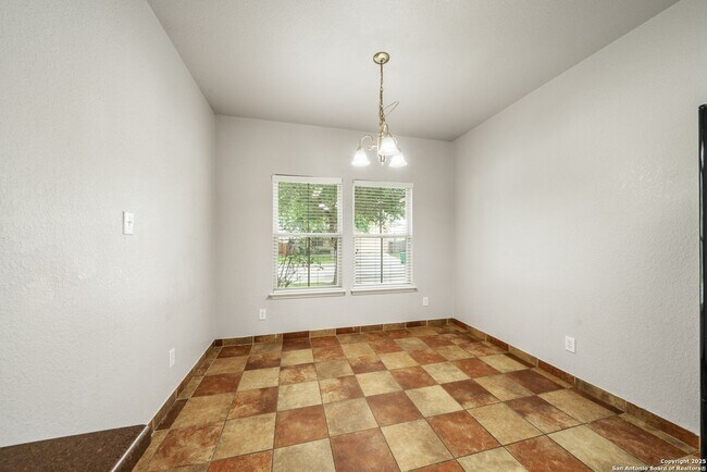 Building Photo - 4 bedroom, 2 1/2 bath located in Lakeview ...