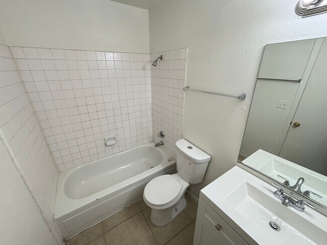 Building Photo - 4590 Carriage Park Dr