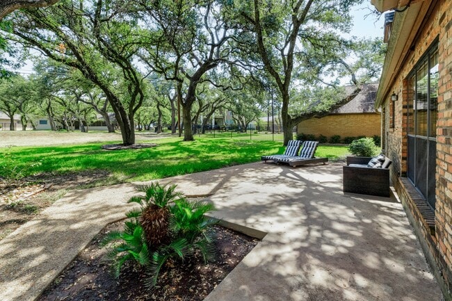 Building Photo - 9006 Balcones Club Dr