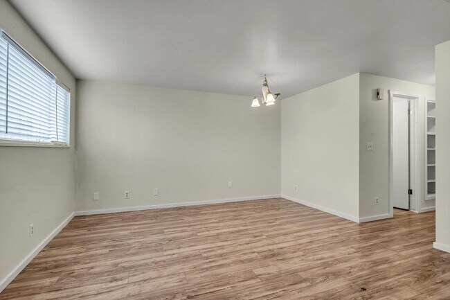 Building Photo - 817 W Heather Ln