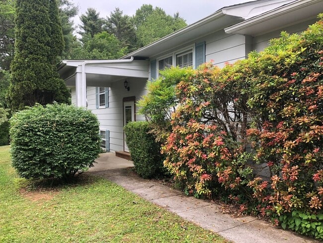 Building Photo - 1606 Daniels Run Rd NE