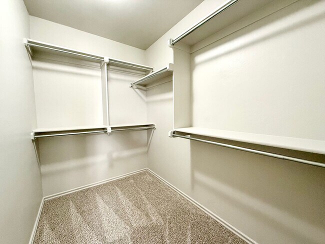 Building Photo - Great Family Home, Great Neighborhood