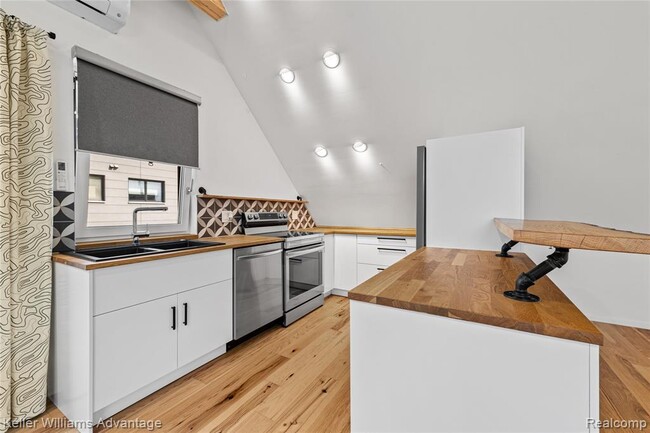 Building Photo - 284 Eliot St